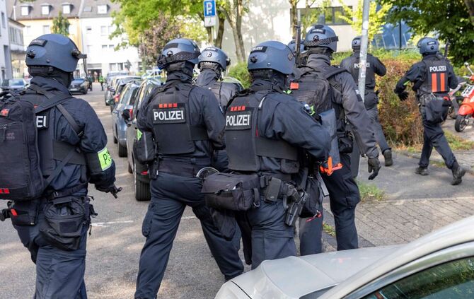 Polizeieinsatz an Berufskolleg in Essen - Lehrkraft verletzt