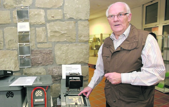 Photographie Winnenden Rathaus, Foyer, Torstraße 10. Werner Heincke. Aus der Sammlung Werner Heincke sind alte Fotoapparate, Zub