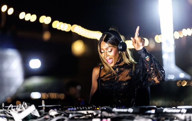 Supermodel Naomi Campbell als DJane in München