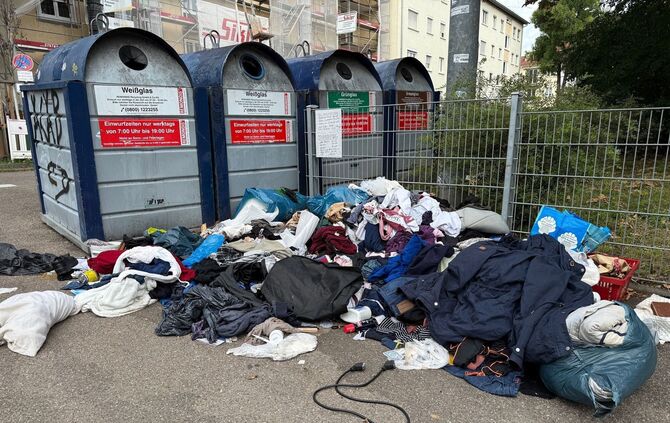 Altkleider liegen vor Altglascontainern