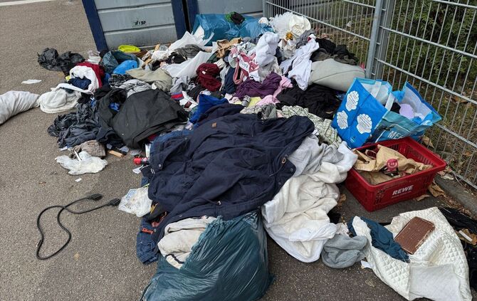 Altkleider liegen vor Altglascontainern