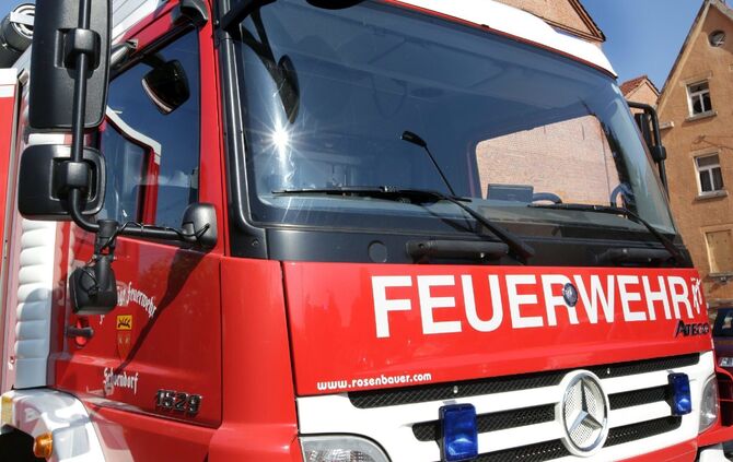 Feuer Brand Feuerwehr Einsatz Feuerwehreinsatz Blaulicht Symbol Symbolbild symbolfoto
