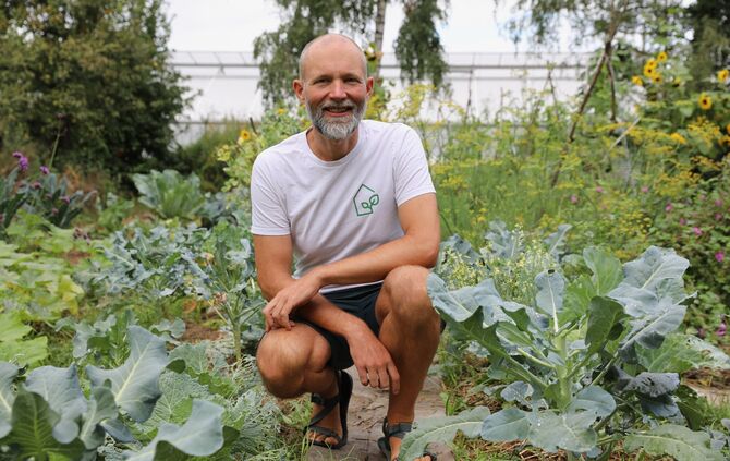 Thomas Jüttemann im Gemeinschaftsgarten "Terra Vita" in Kernen.