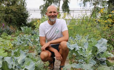 Thomas Jüttemann im Gemeinschaftsgarten "Terra Vita" in Kernen.