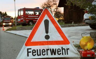 Feuerwehr Warndreieck Blaulicht Brand Symbolfoto