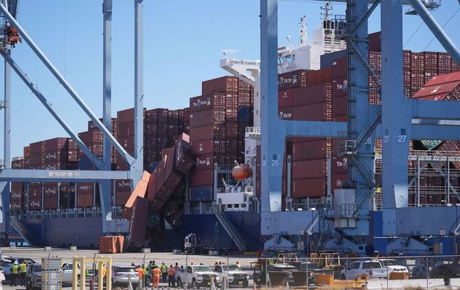 Container in Hafenbecken in Kalifornien gefallen
