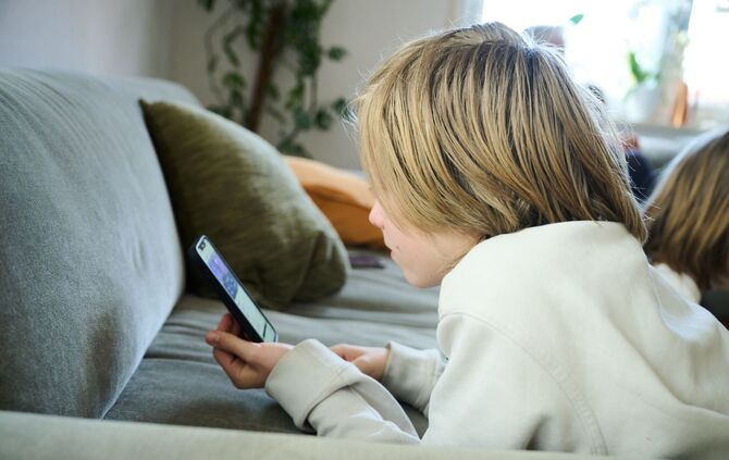 Symbolbild - Smartphone-Nutzung bei Kindern