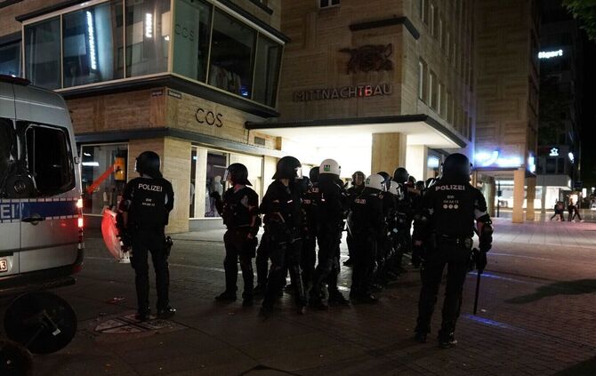 Stuttgart: Schwere Ausschreitungen in der Innenstadt – mehrere Verletzte Polizisten – zerstoerte Polizeifahrzeuge und Einkaufsla