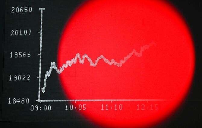 Rotlicht einer TV-Kamera ist vor der Dax-Kurve zu sehen
