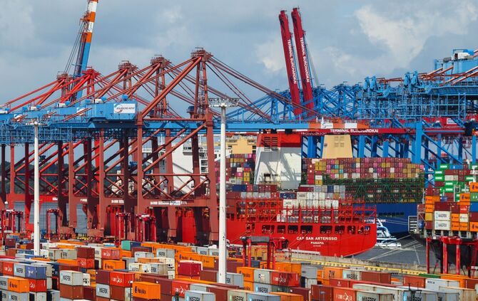 Containerumschlag im Hafen Hamburg