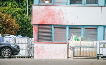 Anschlag mit Farbbeutel und Rauchbomben