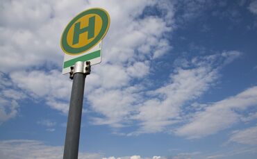 Bus Bushaltestelle Symbol Symbolfoto