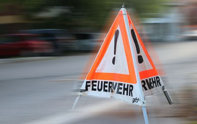 feuerwehr warndreieck einsatz symbol symbolbild symbolfoto