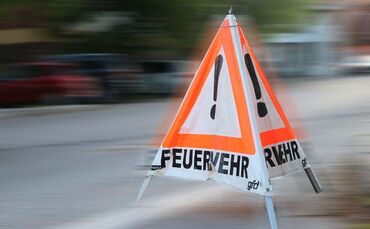 feuerwehr warndreieck einsatz symbol symbolbild symbolfoto