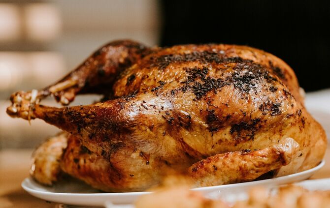 Göckele Brathähnchen Symbolbild Huhn