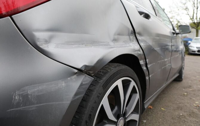 Blaulicht Unfall Polizei Unfallflucht Blechschaden Symbol Symbolbild Symbolfoto