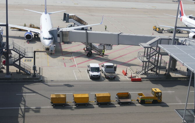 Flughafen Stuttgart Sommer Sommerferien Reisen Fliegen Urlaub Symbolfoto Symbolbild Symbol