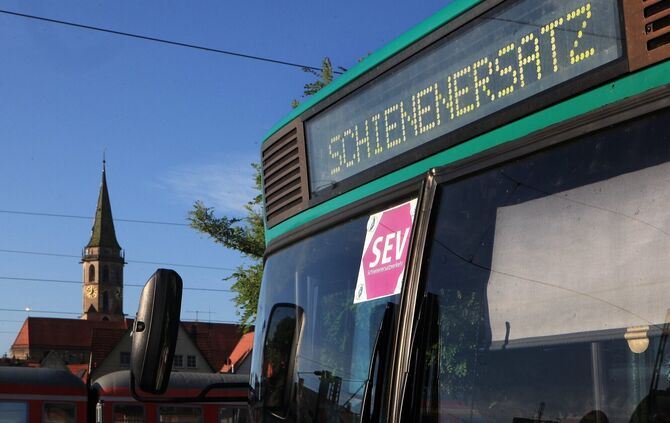 Schienenersatzverkehr Busersatzverkehr Ersatzverkehr Bus Symbol Symbolbild Symbolfoto Schienenersatz