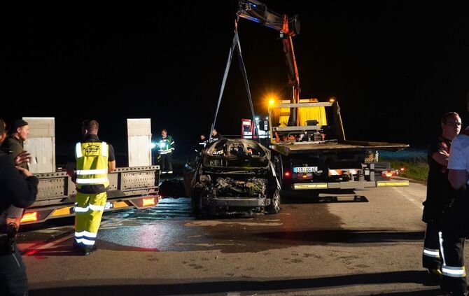Auto brennt nach Unfall mit Motorrad voll aus