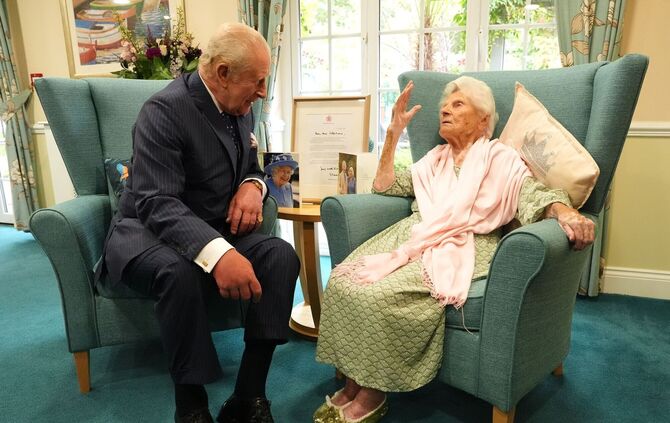 König Charles III.  trifft die die 116-jährige Ethel Caterham