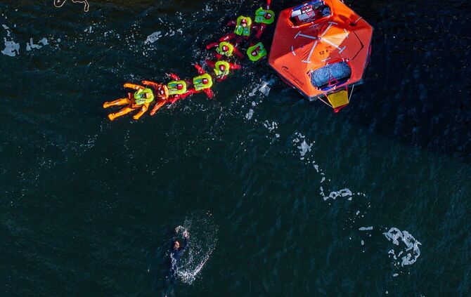 Zukünftige Astronauten beim Wasser-Rettungstraining