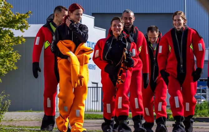 Zukünftige Astronauten beim Wasser-Rettungstraining