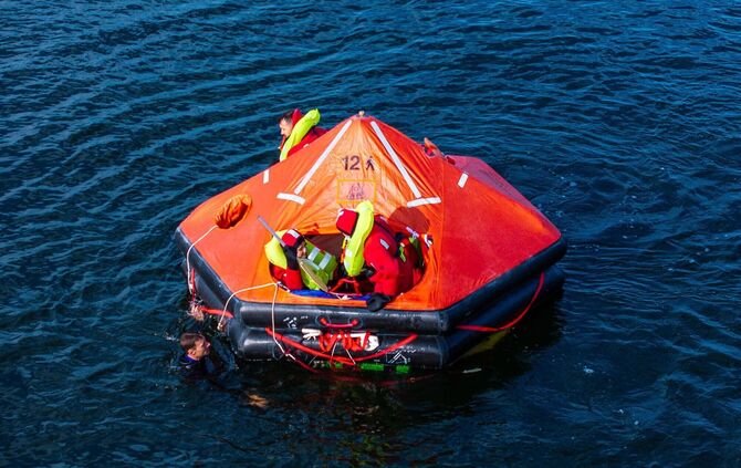 Zukünftige Astronauten beim Wasser-Rettungstraining