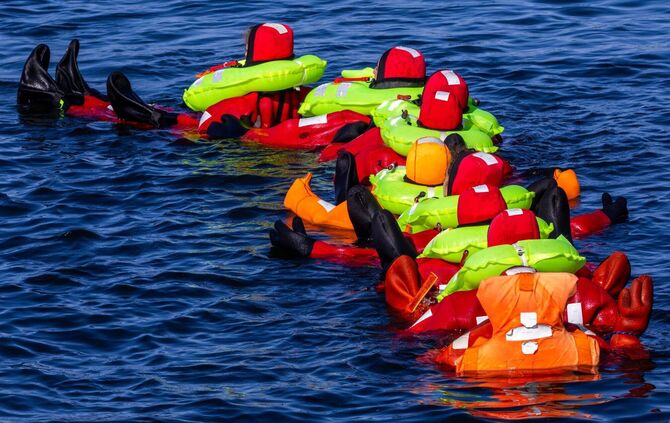 Zukünftige Astronauten beim Wasser-Rettungstraining