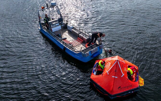 Zukünftige Astronauten beim Wasser-Rettungstraining
