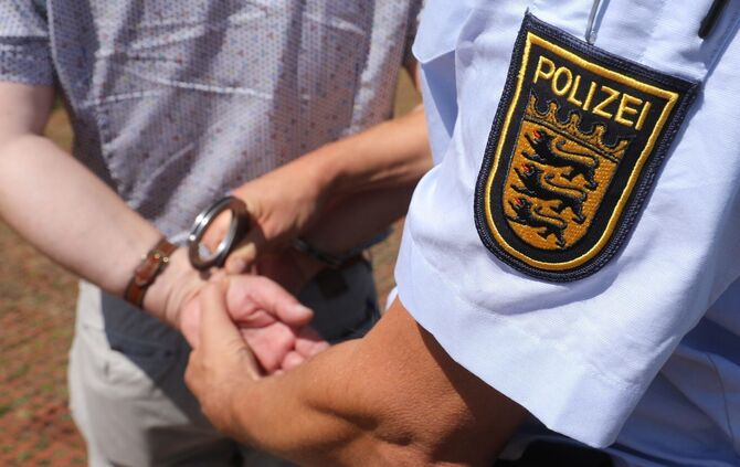 Handschellen Festnahme Polizei Polizist Haft Symbolbild Symbol symbolfoto