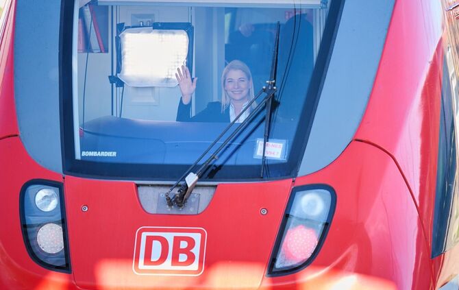 Evelyn Palla in einem Regionalzug