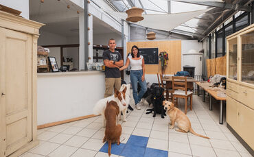 Nadine Lenzer und ihr Sohn Dario von der Hundepension Kaya