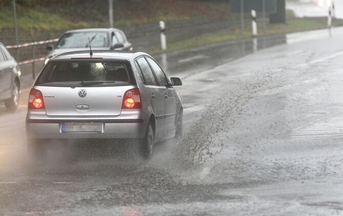 Regenwetter Regen nass Fahrbahn Symbol Symbolbild Symbolfoto