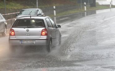 Regenwetter Regen nass Fahrbahn Symbol Symbolbild Symbolfoto