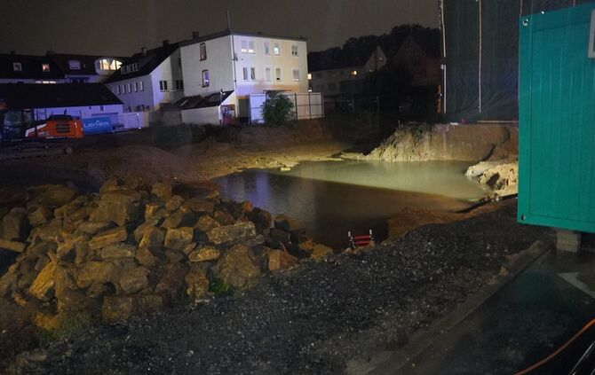 Stuttgart: Dauerregen laesst Baustelle und Keller Ueberlaufen - Feuerwehr im Einsatz