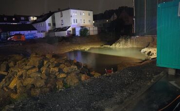 Stuttgart: Dauerregen laesst Baustelle und Keller Ueberlaufen - Feuerwehr im Einsatz