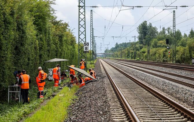 Brandanschlag auf wichtige Bahnstrecke