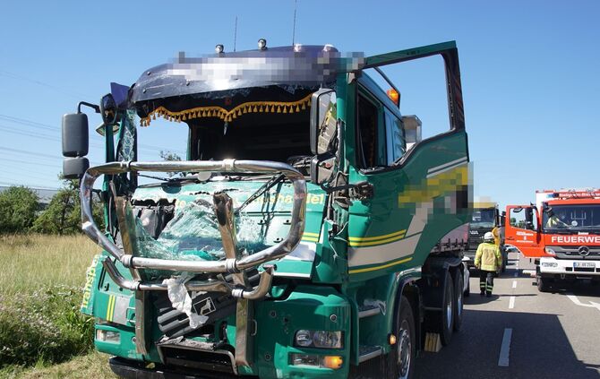 Bietigheim-Bissingen: Auffahrunfall mit zwei LKW vor einer Kreuzung