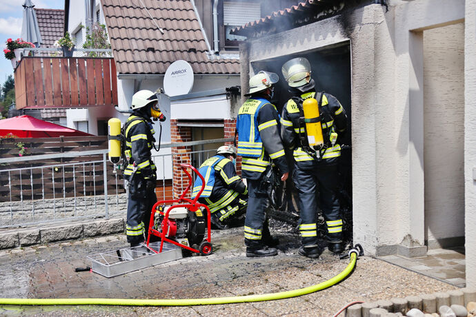 Brand in Garage, Nordhaldenstr., Weinstadt-Beutelsbach, 25.06.2020.