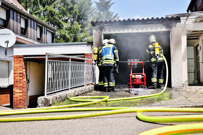 Brand in Garage, Nordhaldenstr., Weinstadt-Beutelsbach, 25.06.2020.