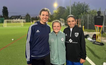 Henrike Schaller und die beiden Geschwister Isabell und Svenja