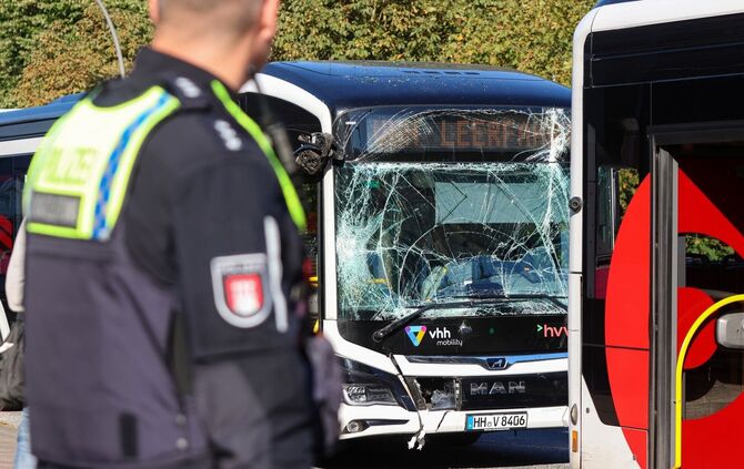 Zwei Busse in Hamburg zusammengestoßen