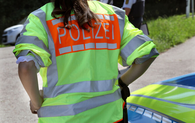 Blaulicht Polizei Polizistin Kontrolle Symbol Symbolbild symbolfoto