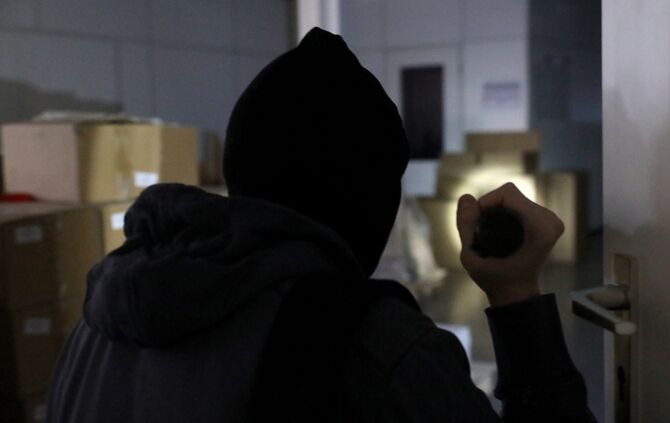 Einbruch Einbrecher Dieb Diebstahl Blaulicht Symbolfoto