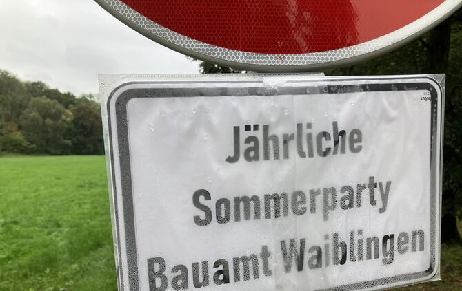 img_0933An der Absperrung des Remstalradwegs (Stand 26.9.) wird eine "jährliche Sommerparty" angekündigt, angeblich vom "Bauamt