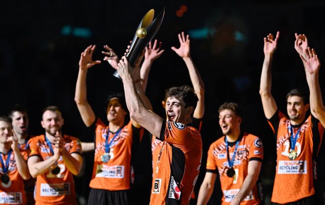 Tobias Krick mit dem Siegerpokal