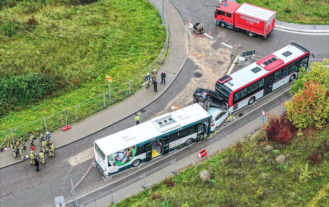 Bus schiebt Auto aufs Dach eines anderen
