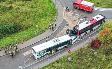 Bus schiebt Auto aufs Dach eines anderen