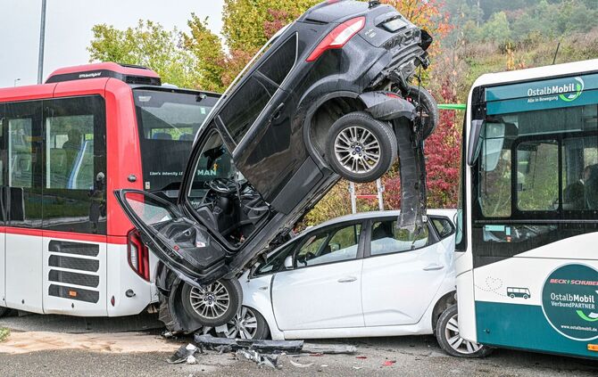 Bus schiebt Auto aufs Dach eines anderen