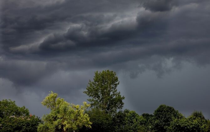 Wolken Wetter Unwetter Wetterwarnung Gewitter Symbolfoto
